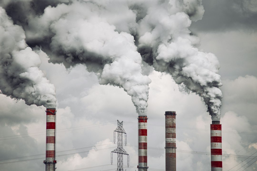 Industriële schoorstenen als illustratie bij luchtkwaliteit en luchtemissies